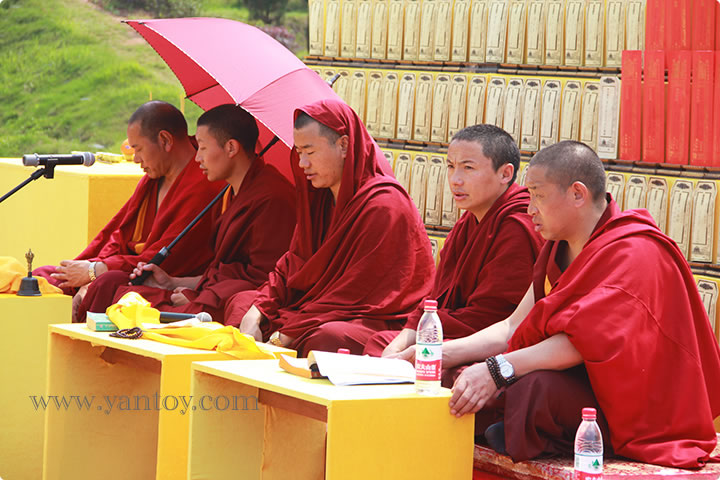活佛和喇嘛们诵经祈福