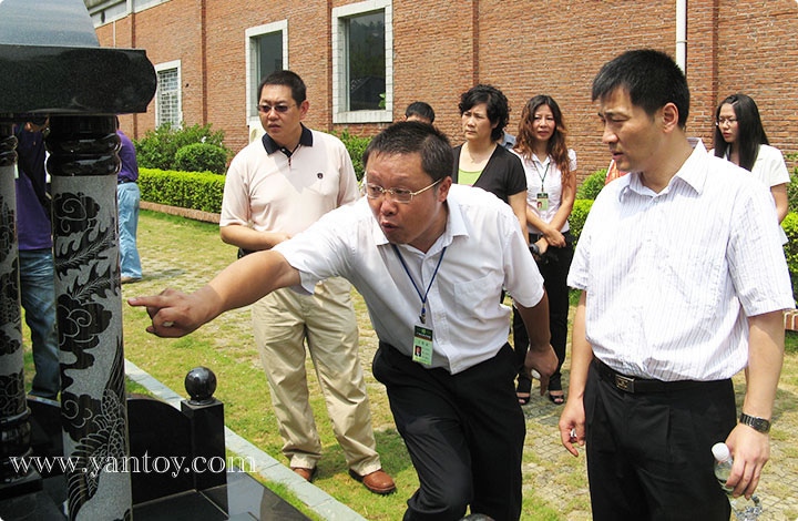 2009年7月14日民政部李波副司长参观新样碑区