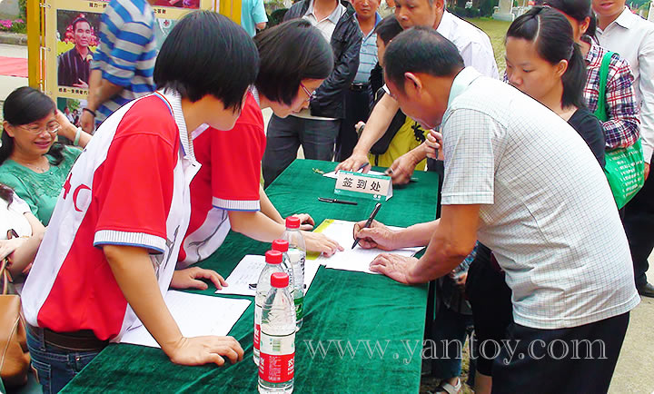 2014省红会大型公祭活动-捐献者家属 嘉宾签到