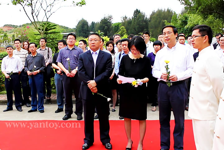 秘书长王汝鹏、总经理蔡海军、副会长冯玲女士在公祭现场