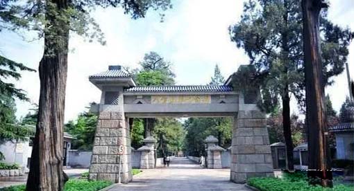 八宝山陵园是一座革命公墓