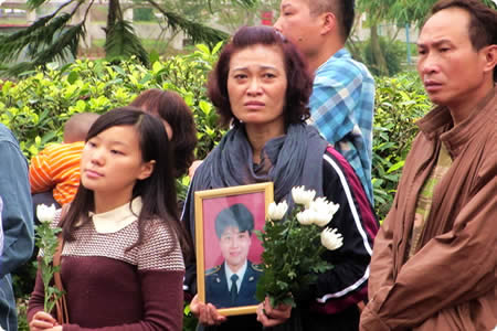 宋鹏飞的姐姐在省红会纪念园的公祭仪式上